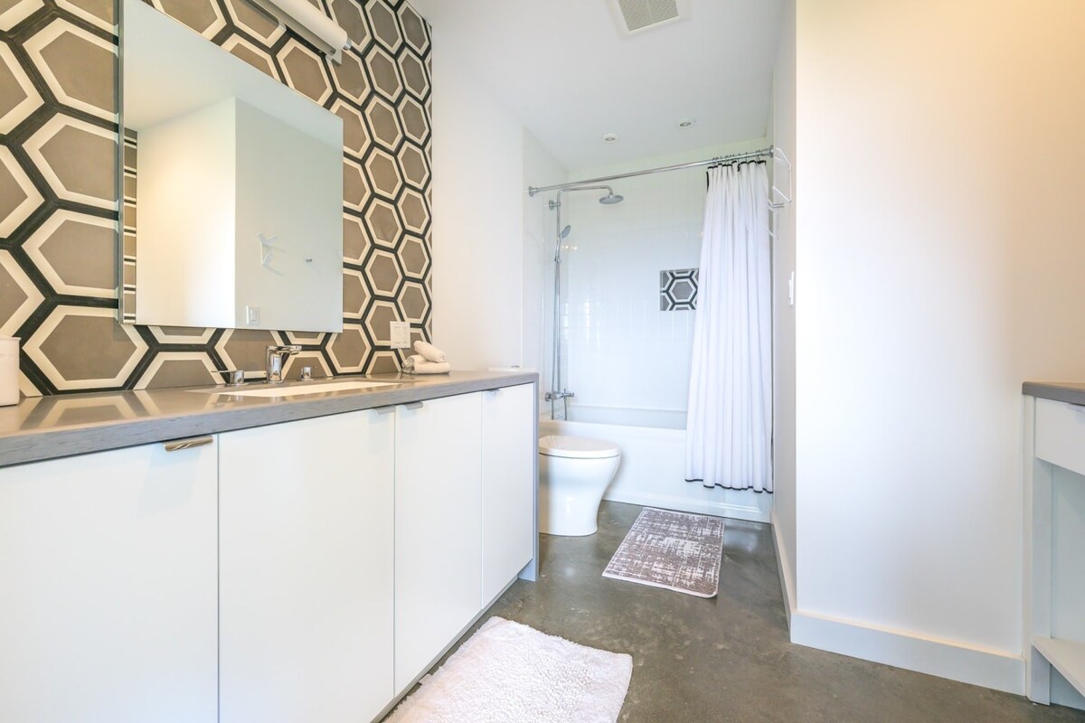 Full Bathroom 2