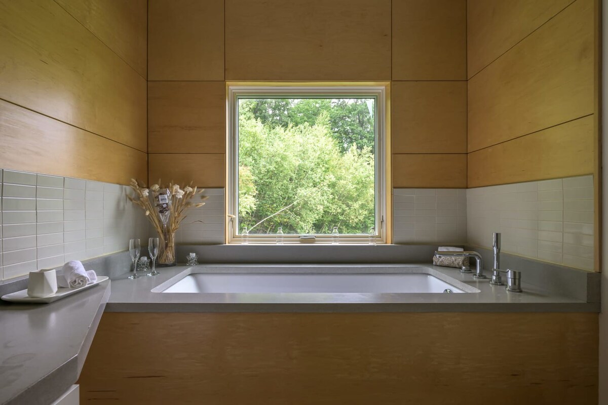 Full Bathroom 1