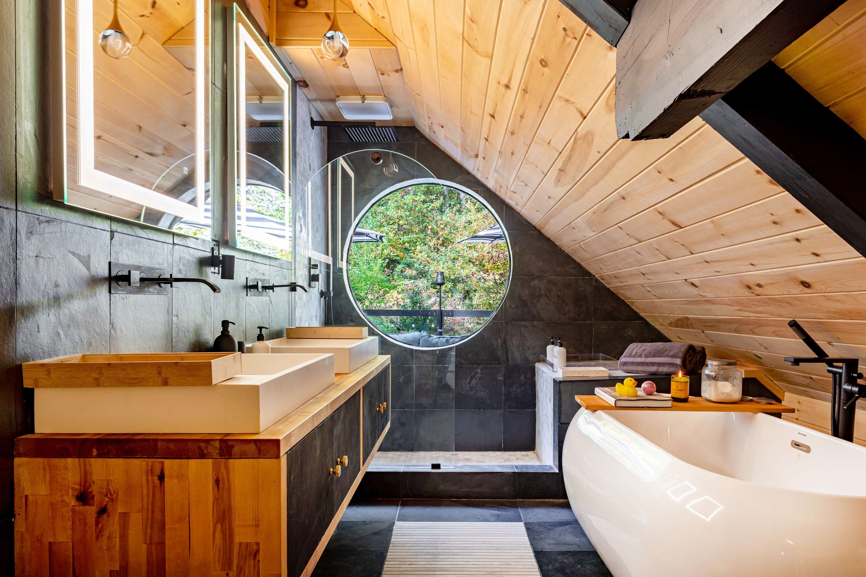 Full Bathroom 3