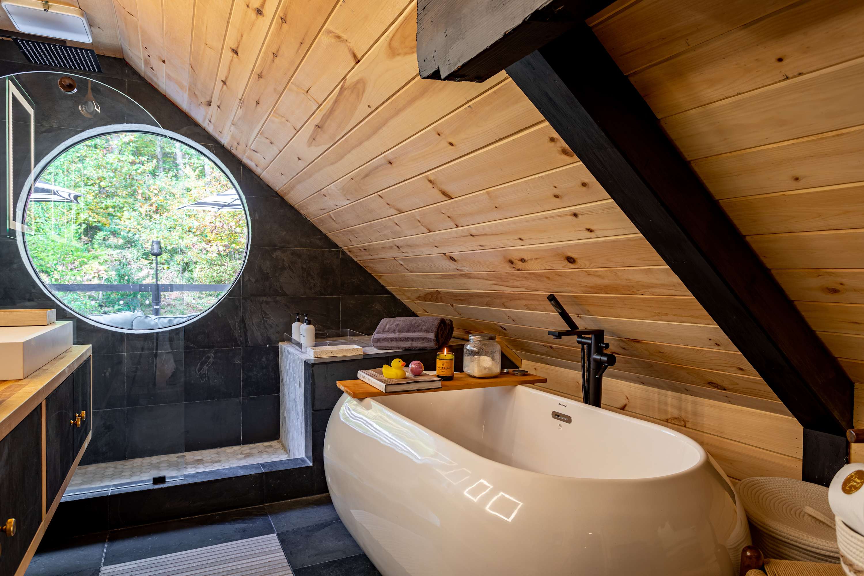 Full Bathroom 1