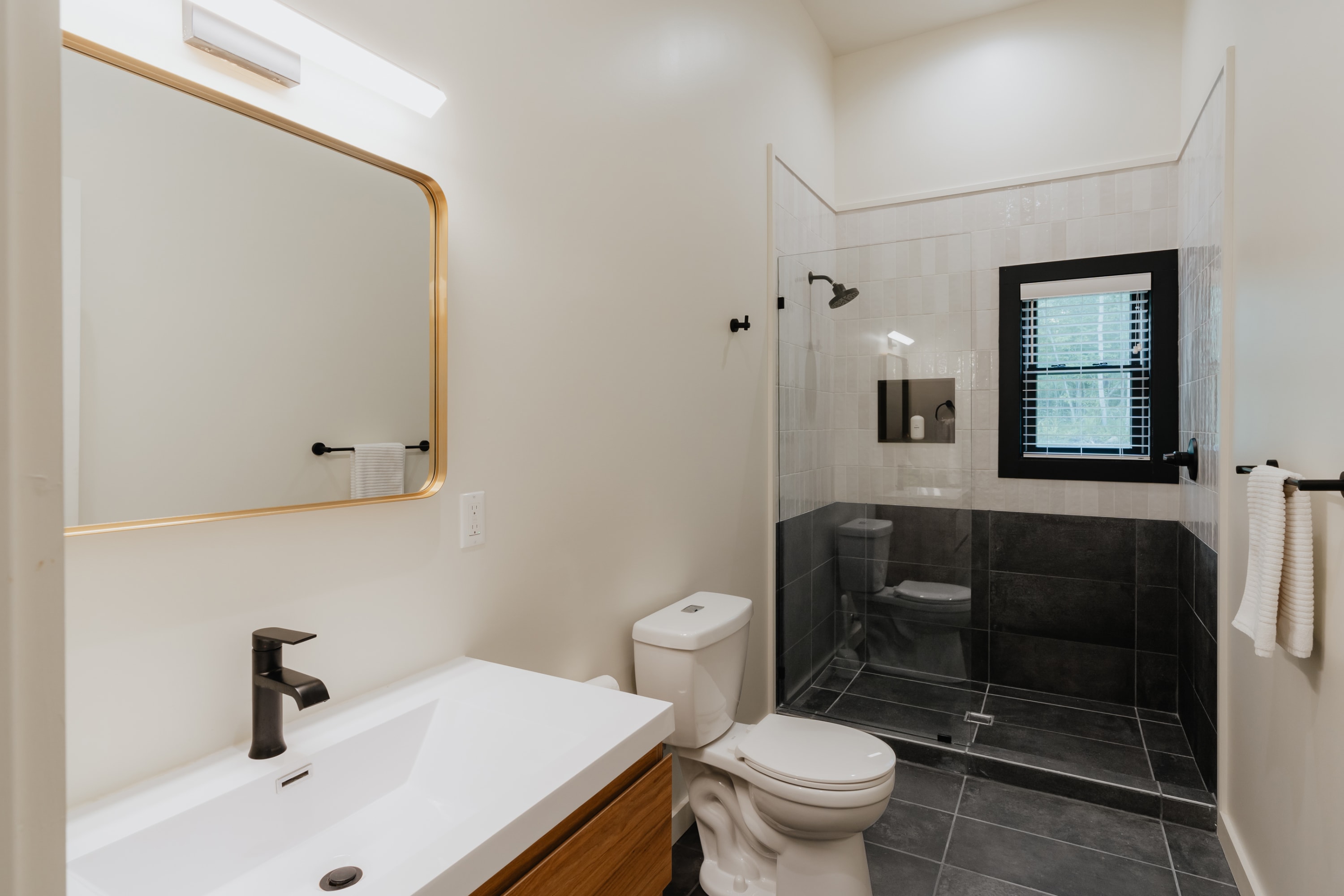 Full Bathroom 2