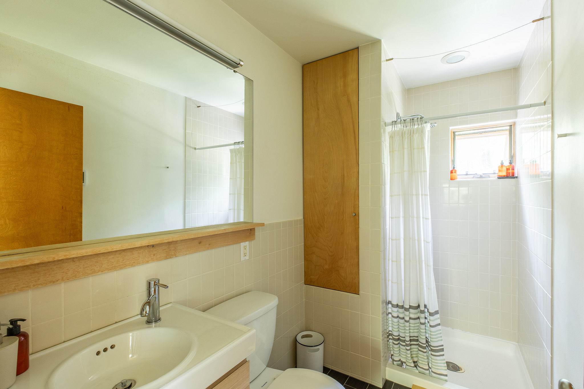 Full Bathroom 1