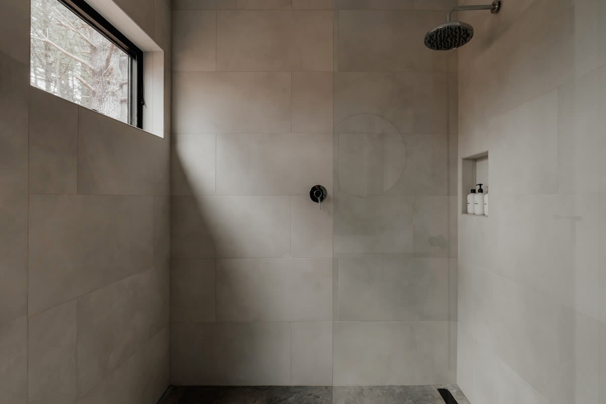 Full Bathroom 1