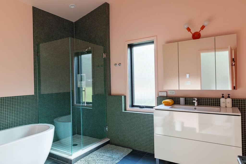 Full Bathroom 3