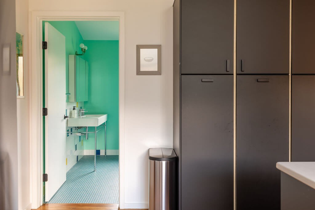 Full Bathroom 4