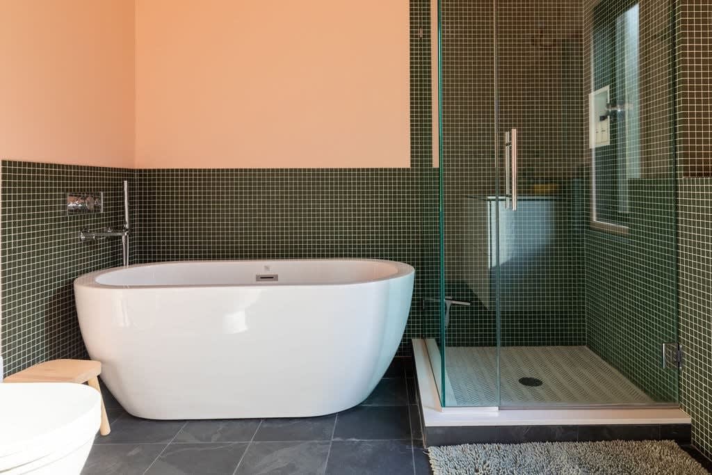 Full Bathroom 2