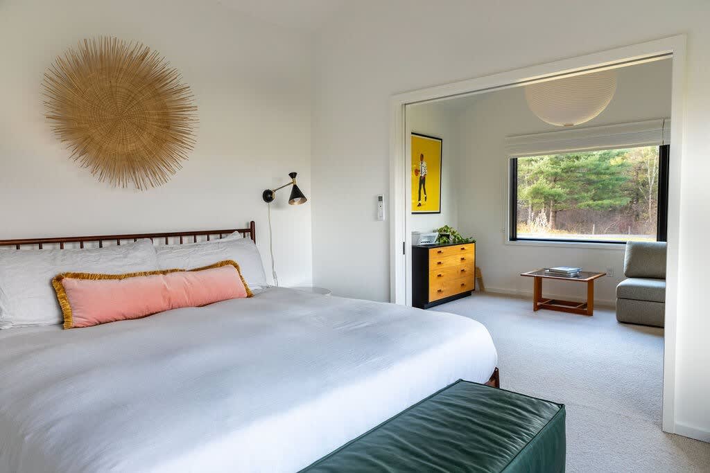 Bedroom 1: Primary