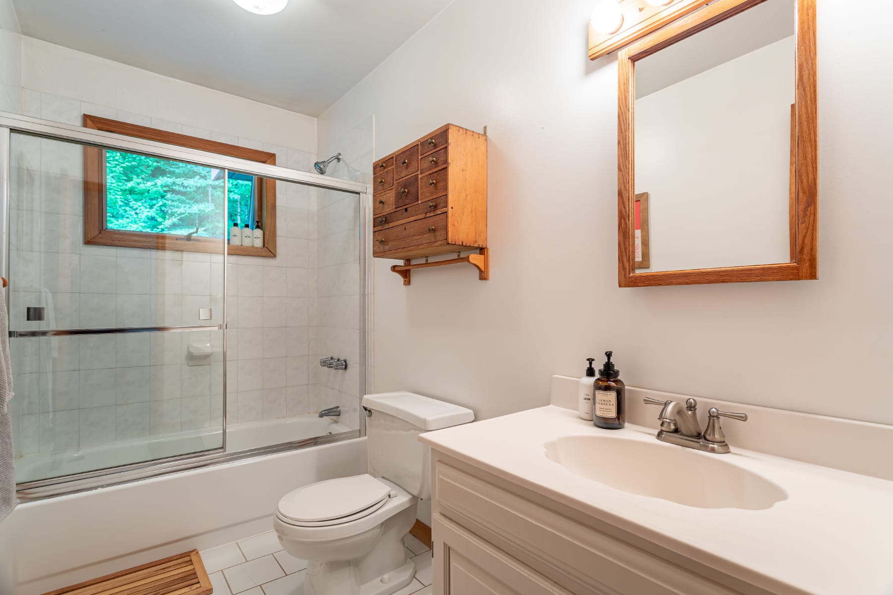 Full Bathroom 1