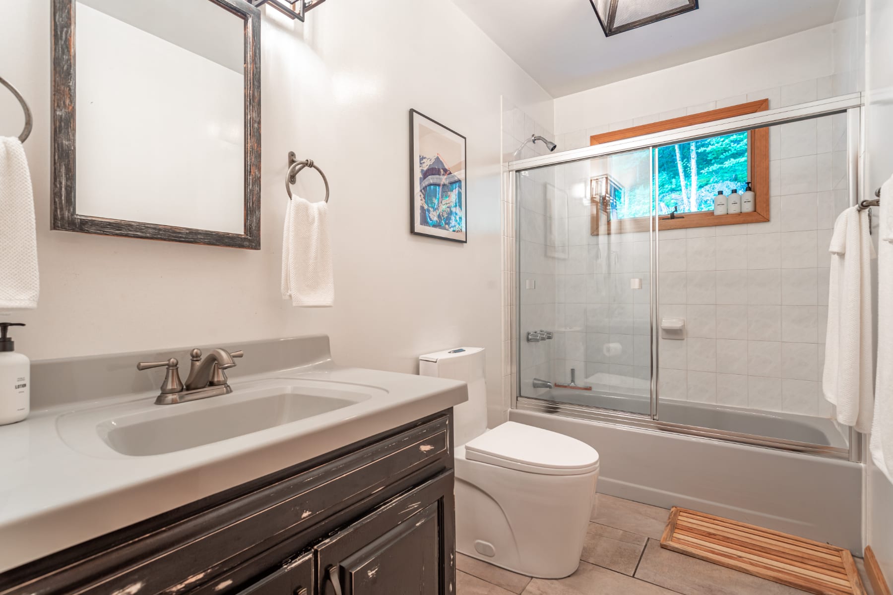 Full Bathroom 2