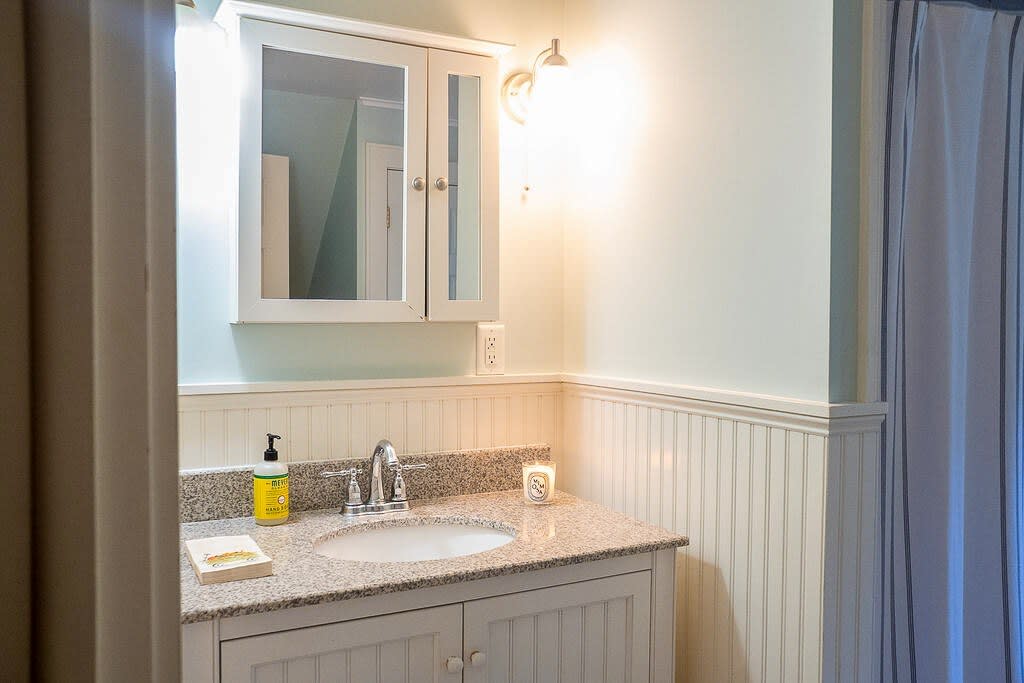 Full Bathroom 2