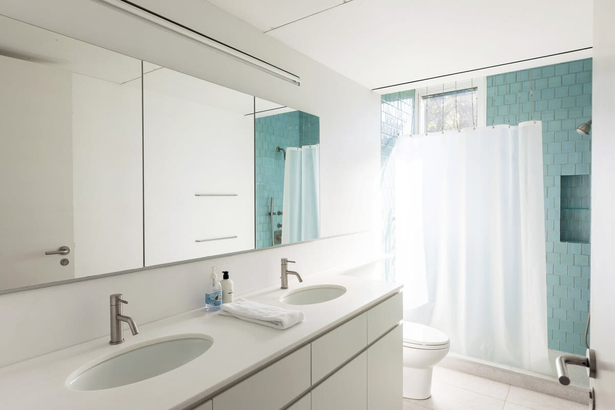 Full Bathroom 2