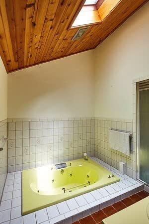 Full Bathroom 1