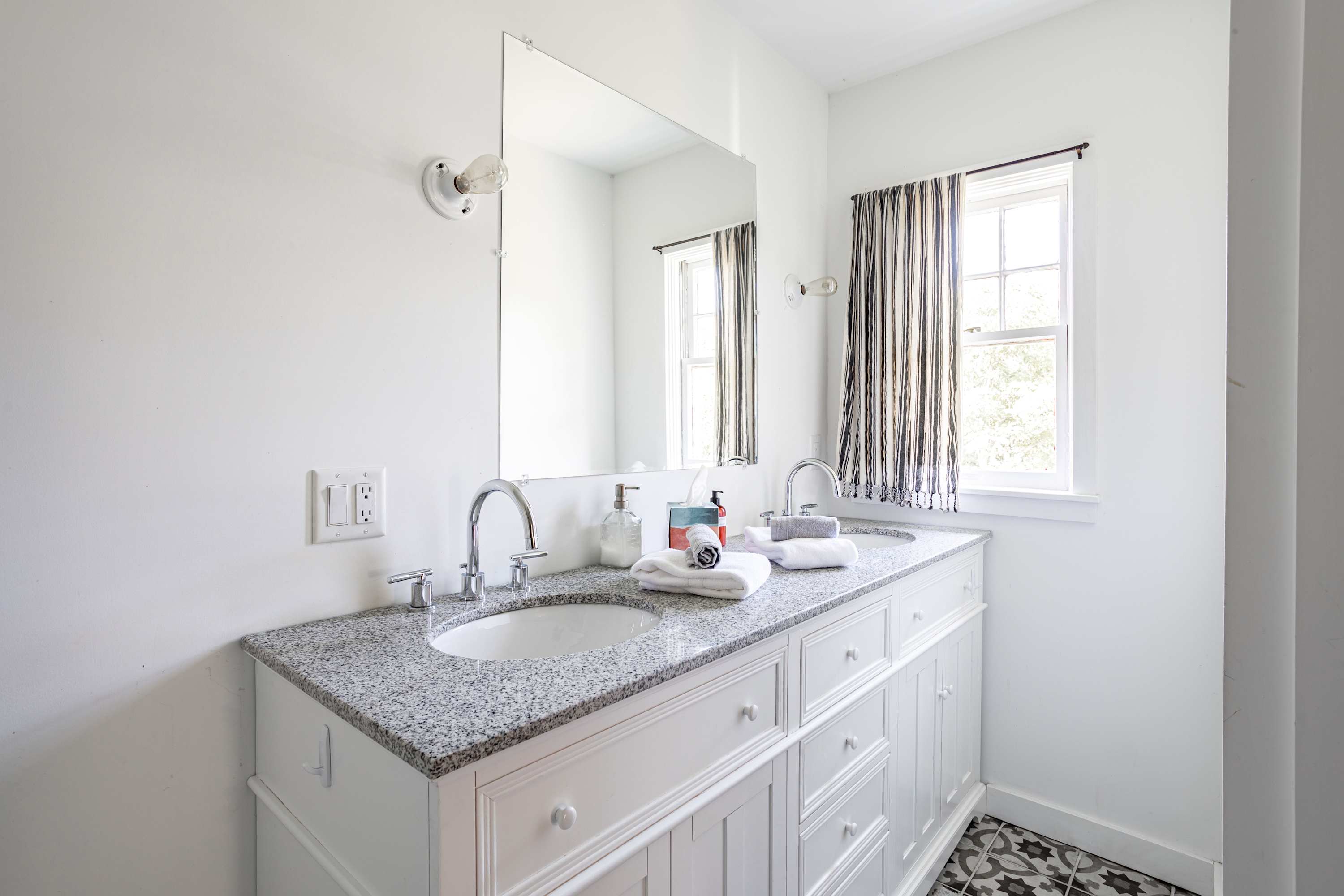 Full Bathroom 1