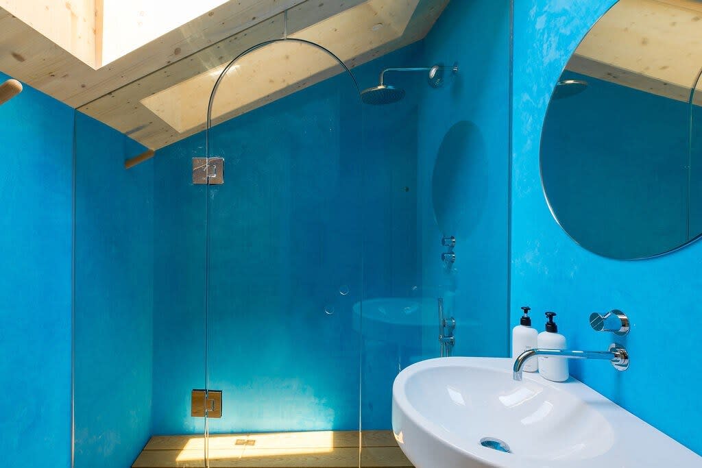 Full Bathroom 1