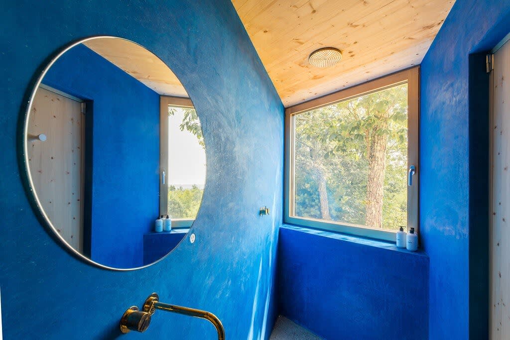 Full Bathroom 2