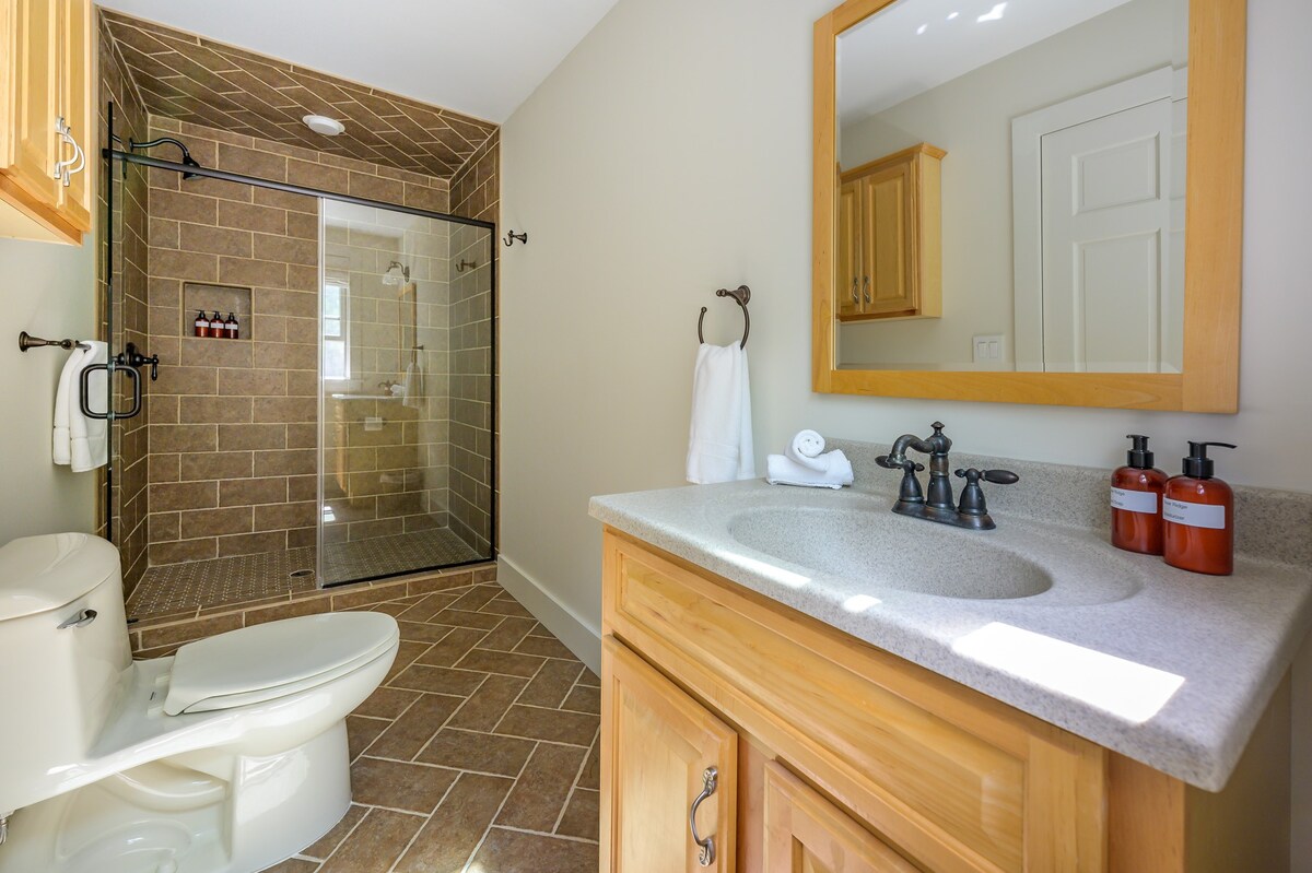 Full Bathroom 4