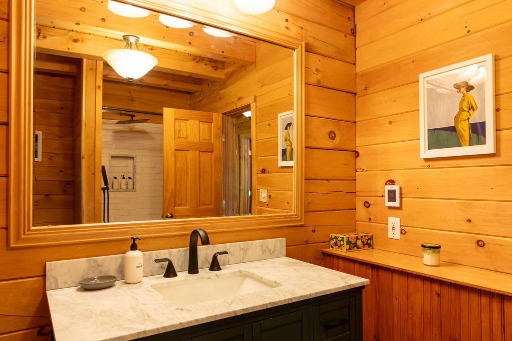 Full Bathroom 1