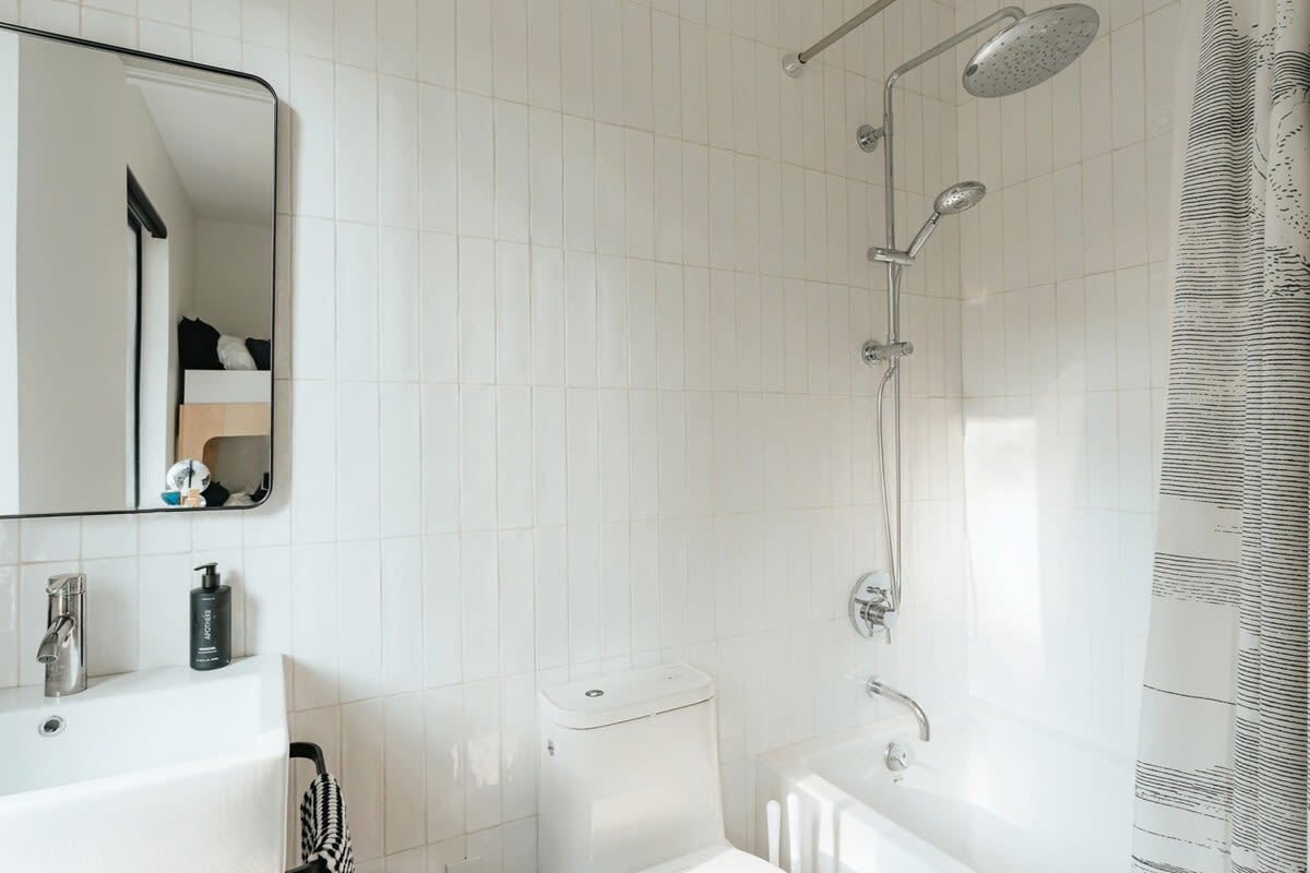 Full Bathroom 3