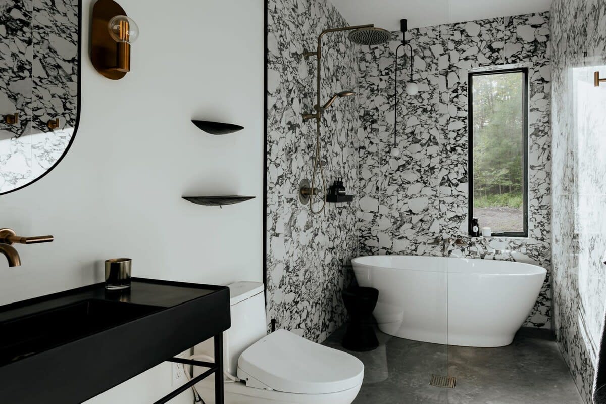 Full Bathroom 1