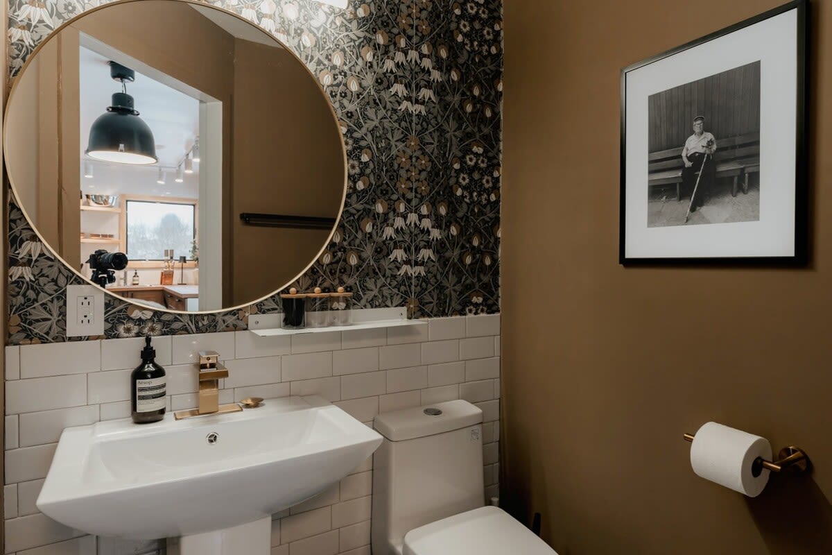 Full Bathroom 1