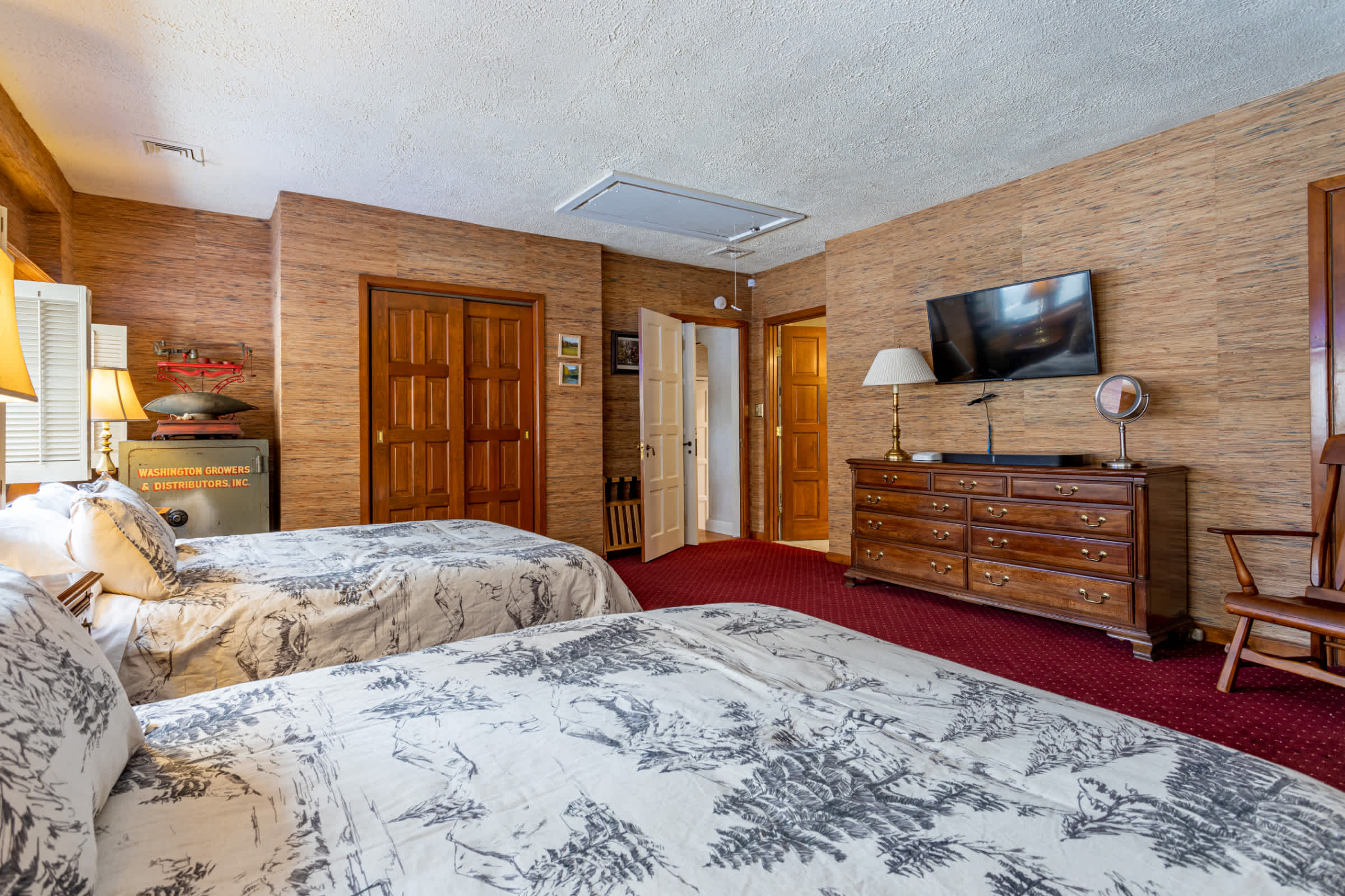 Bedroom 1: Master