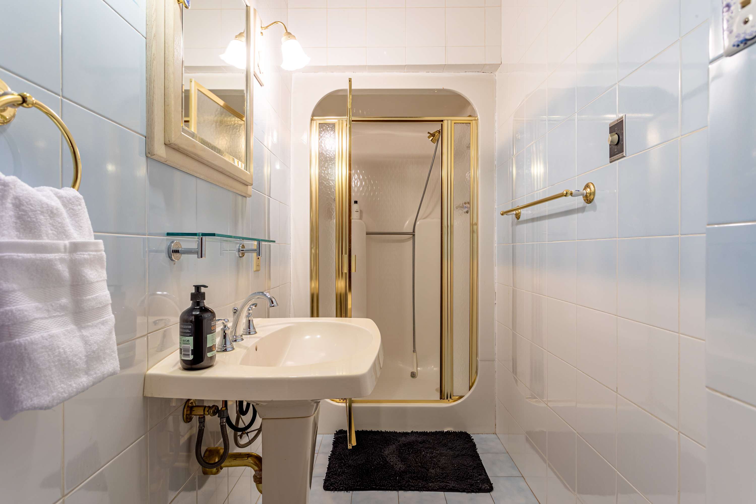 Full Bathroom 2