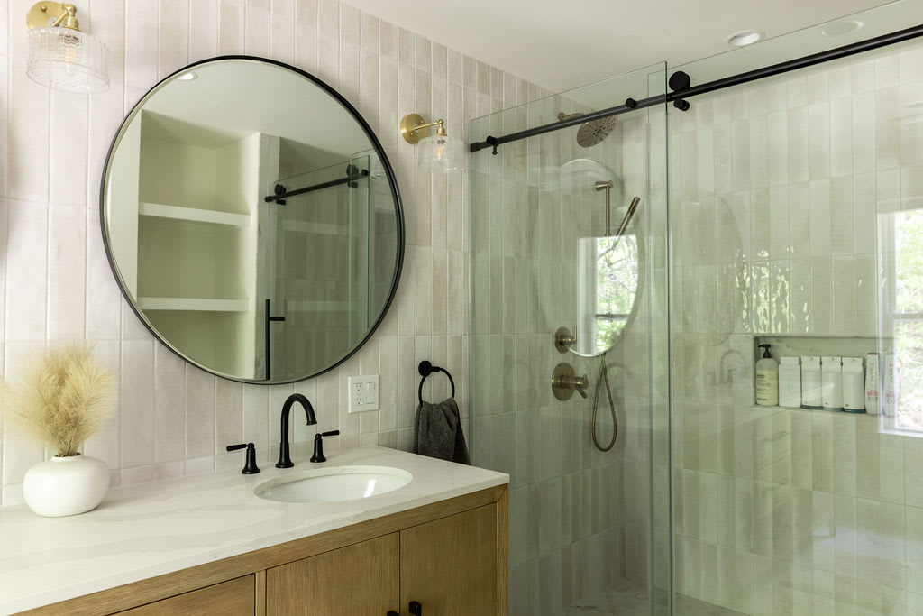 Full Bathroom 2