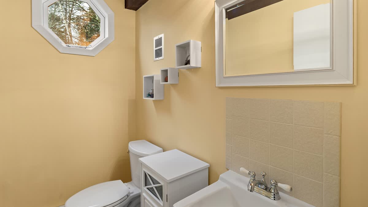 Full Bathroom 2
