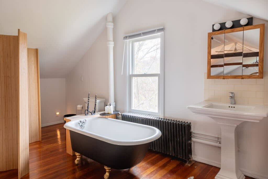 Full Bathroom 1