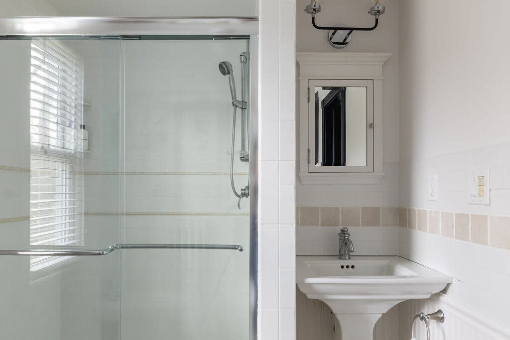 Full Bathroom 2