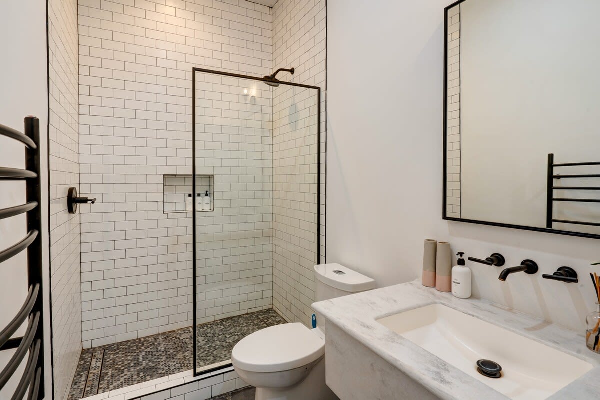 Full Bathroom 1