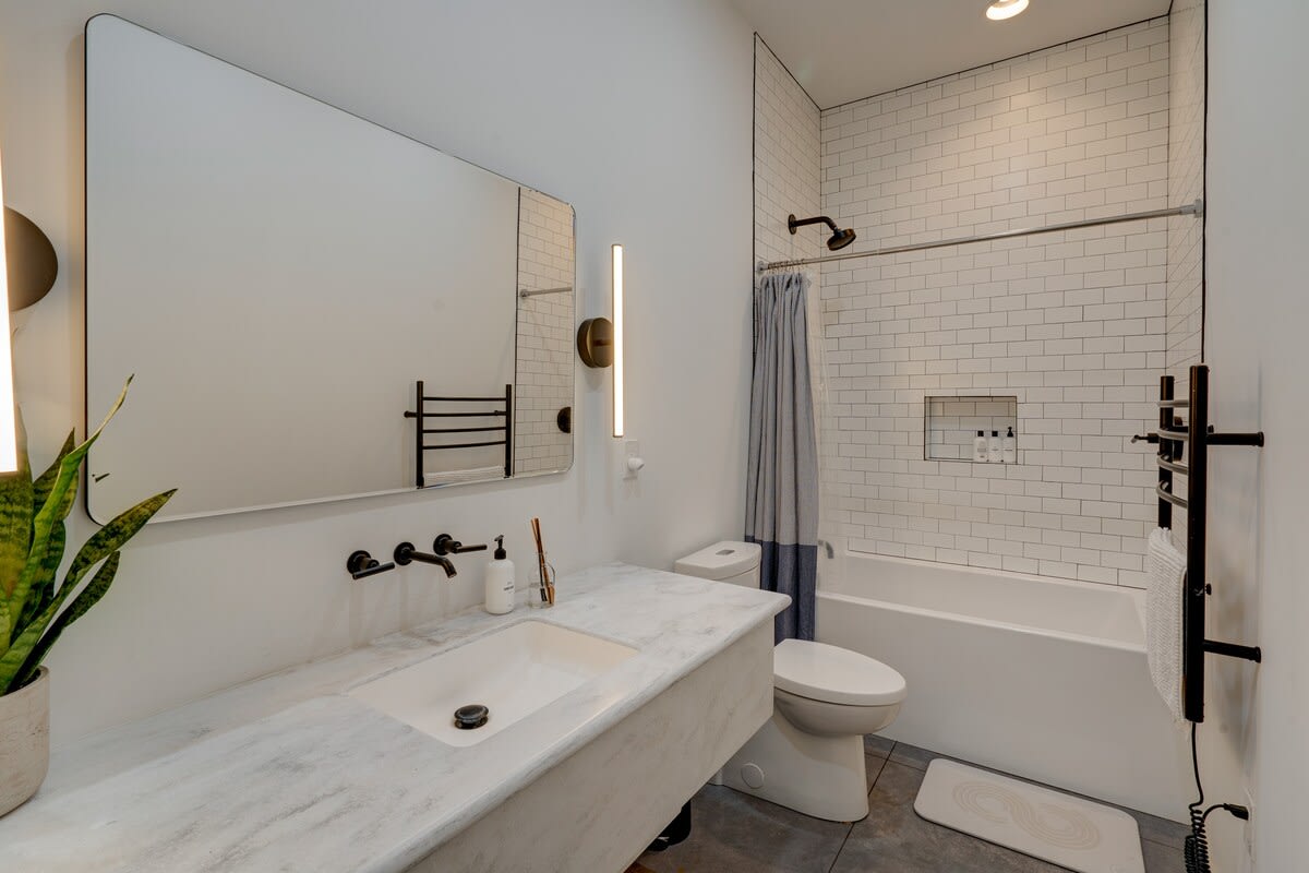 Full Bathroom 2