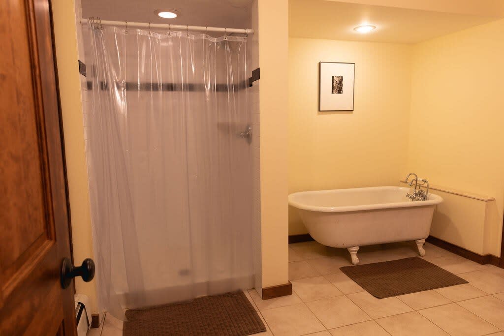 Full Bathroom 1