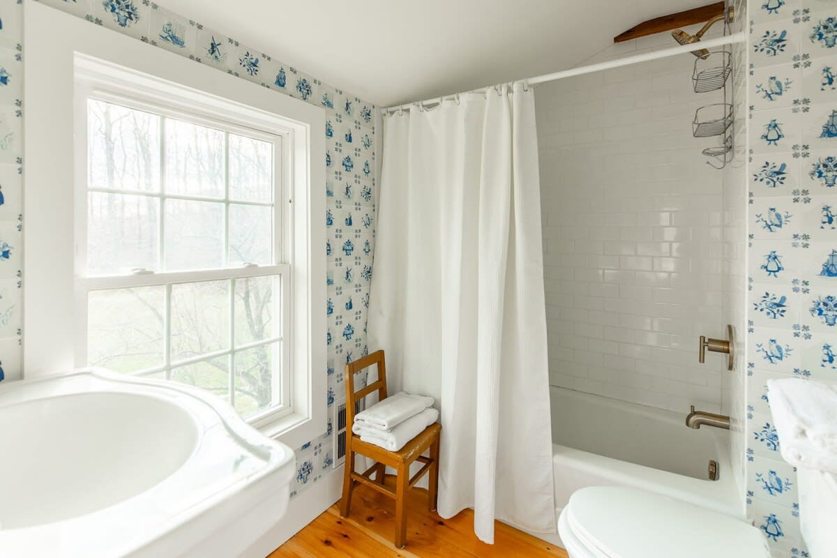 Full Bathroom 5