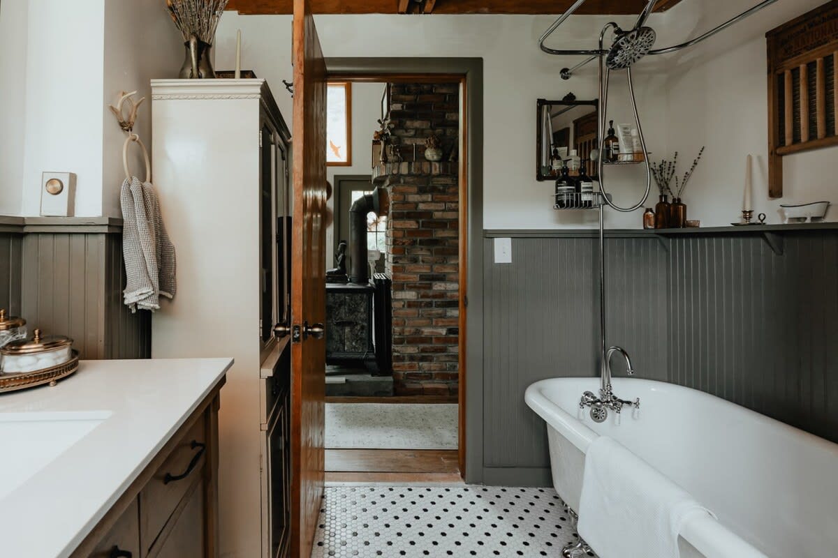 Full Bathroom 1
