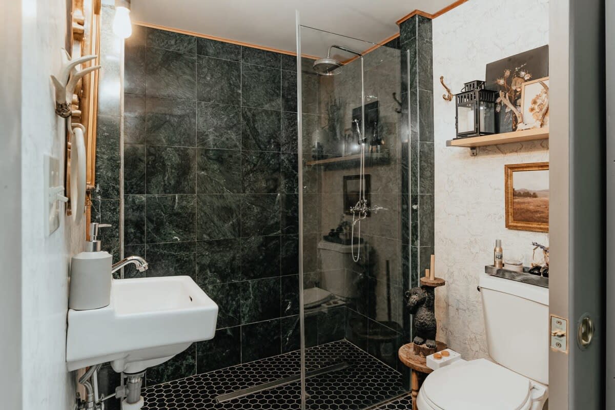 Full Bathroom 2