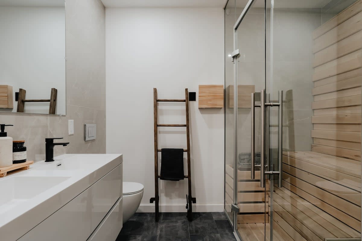Full Bathroom 1