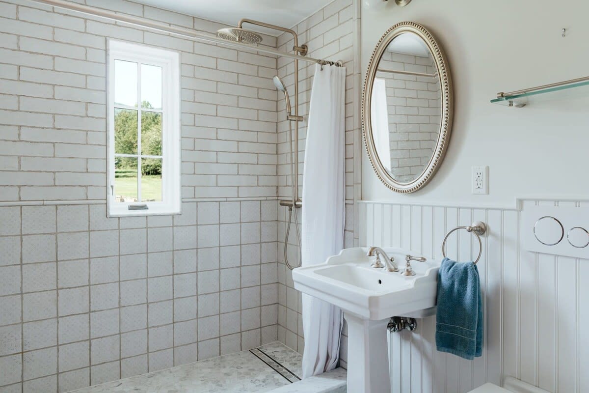Full Bathroom 2