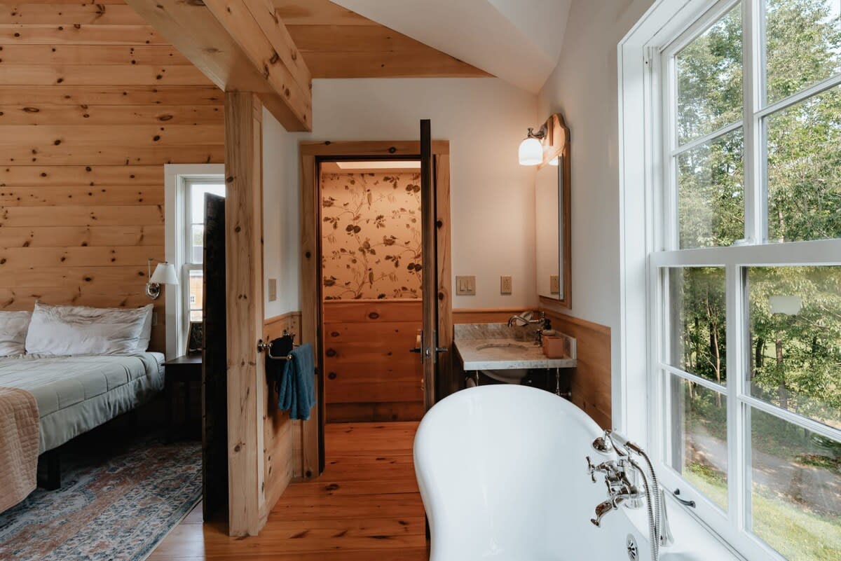 Full Bathroom 3
