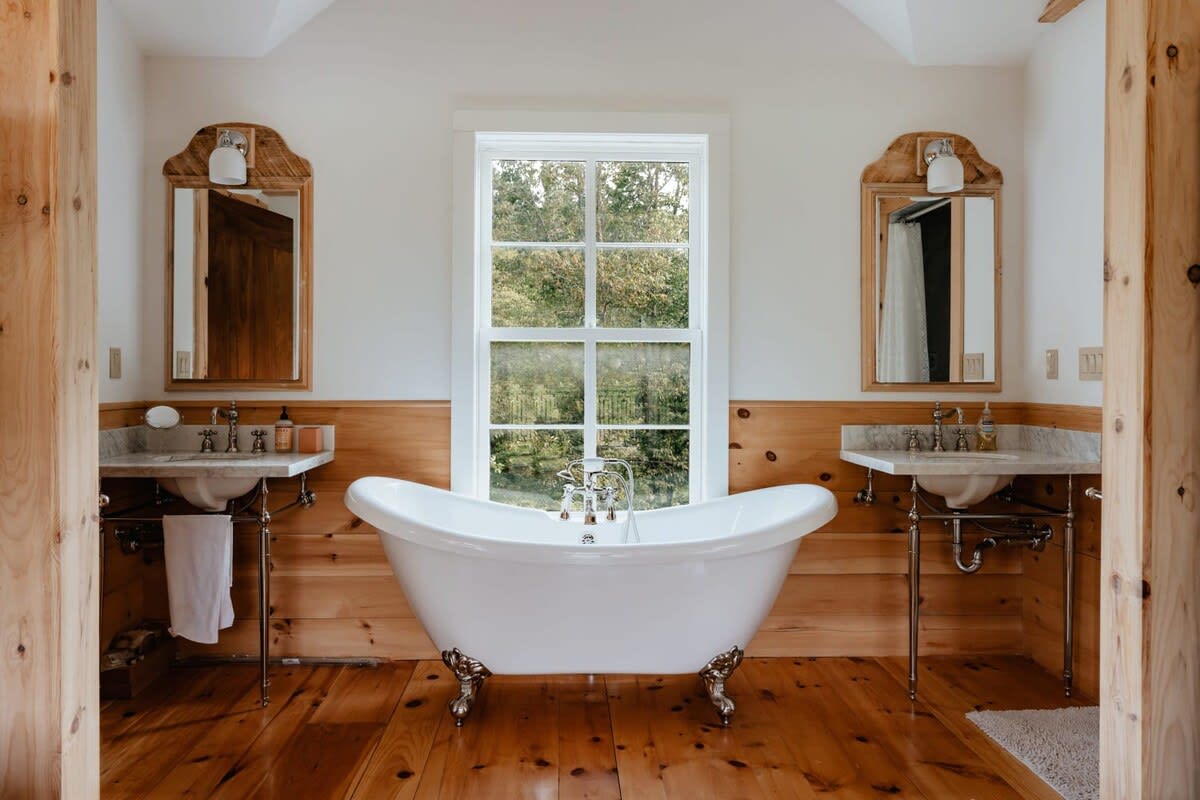 Full Bathroom 1