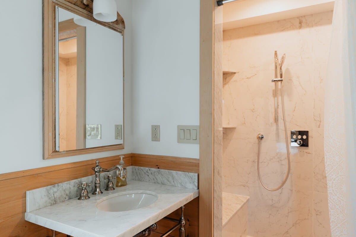 Full Bathroom 4
