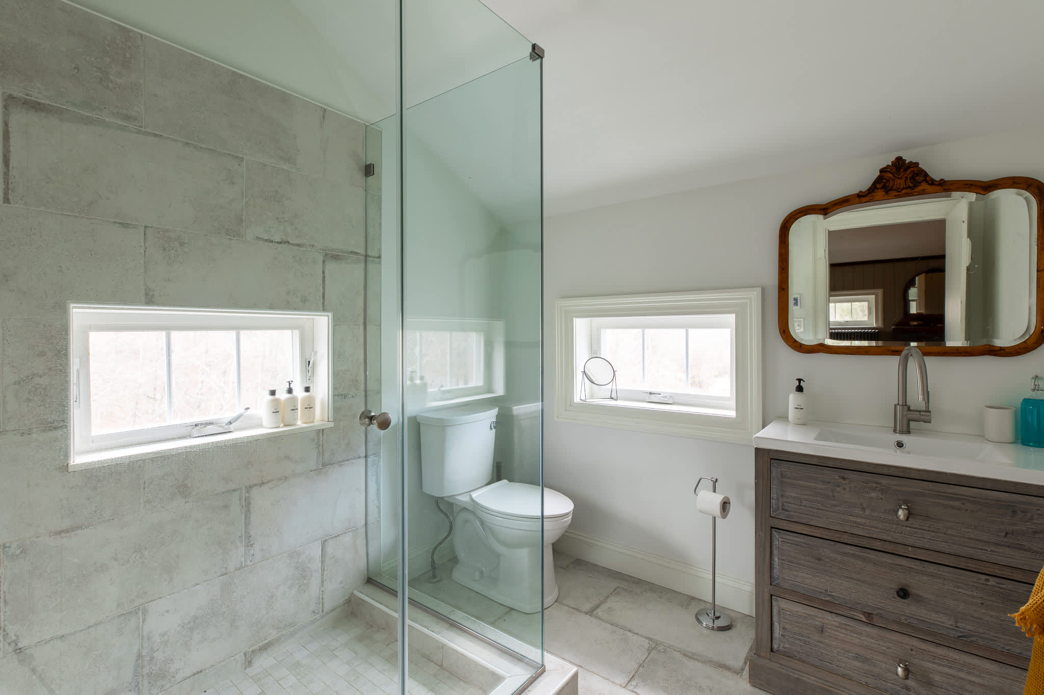 Full Bathroom 2