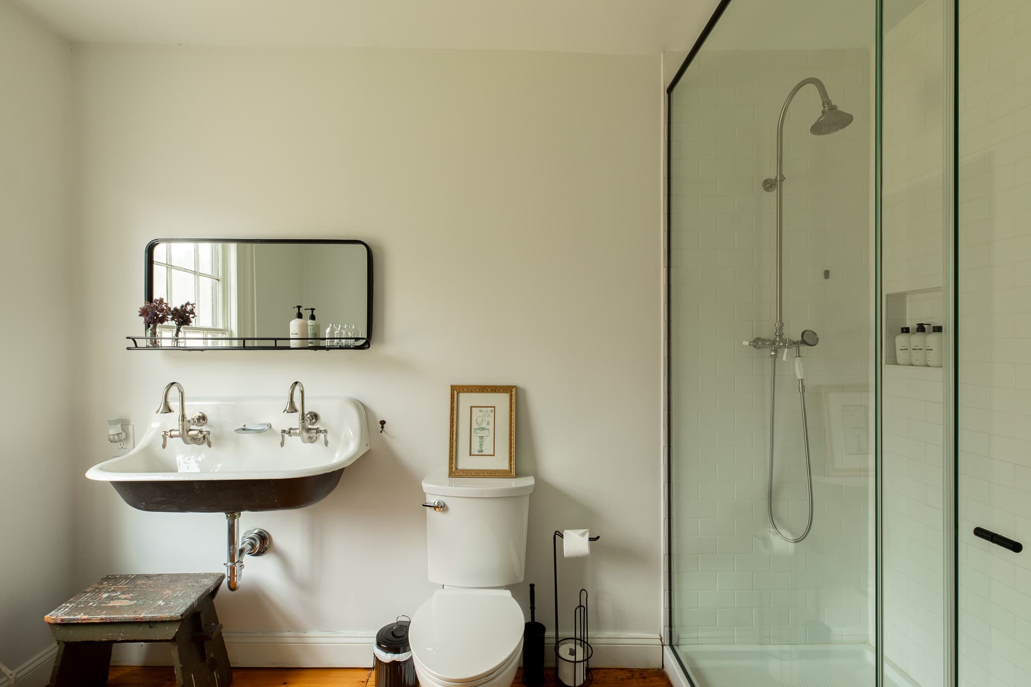 Full Bathroom 1