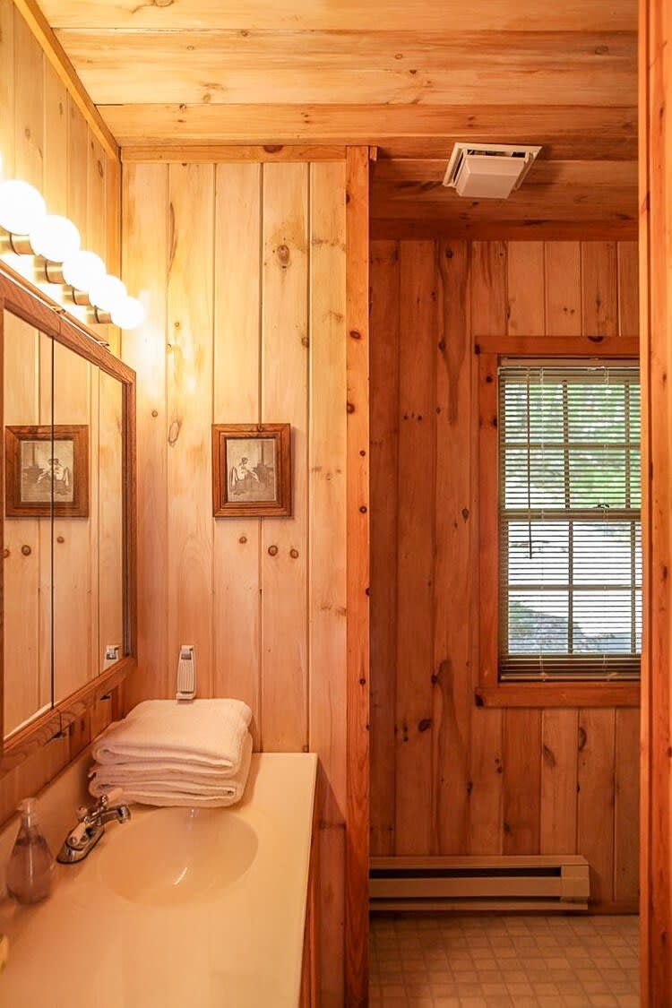 Full Bathroom 1