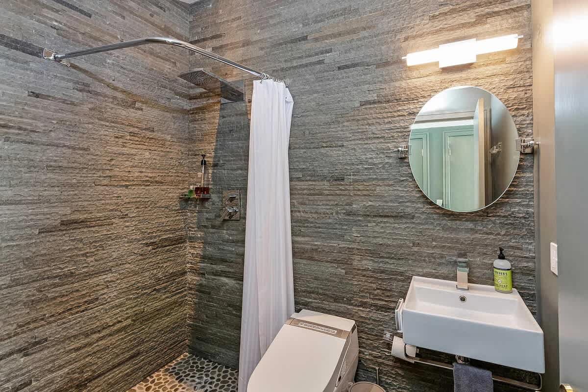 Full bathroom 2
