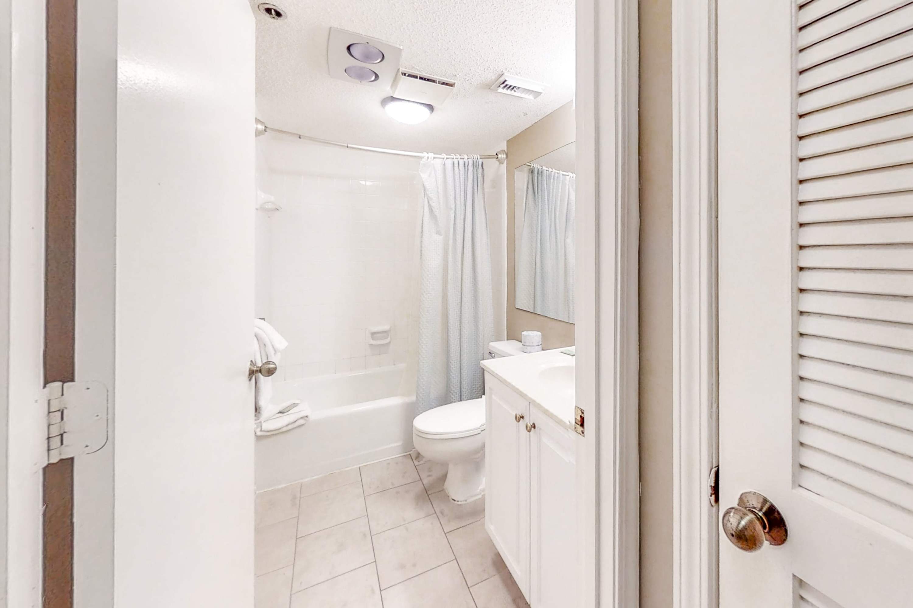Full bathroom 1