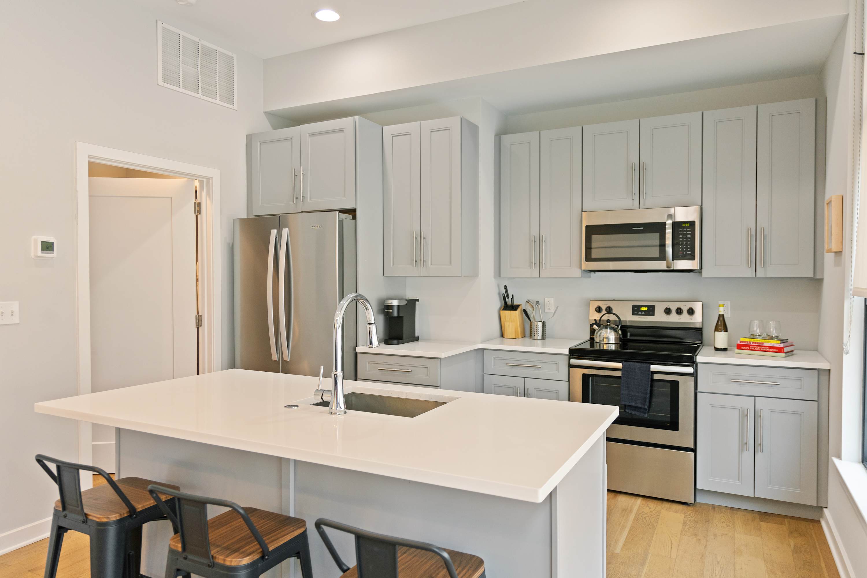 1 Bedroom Apt w Shared Roofdeck, photo 4