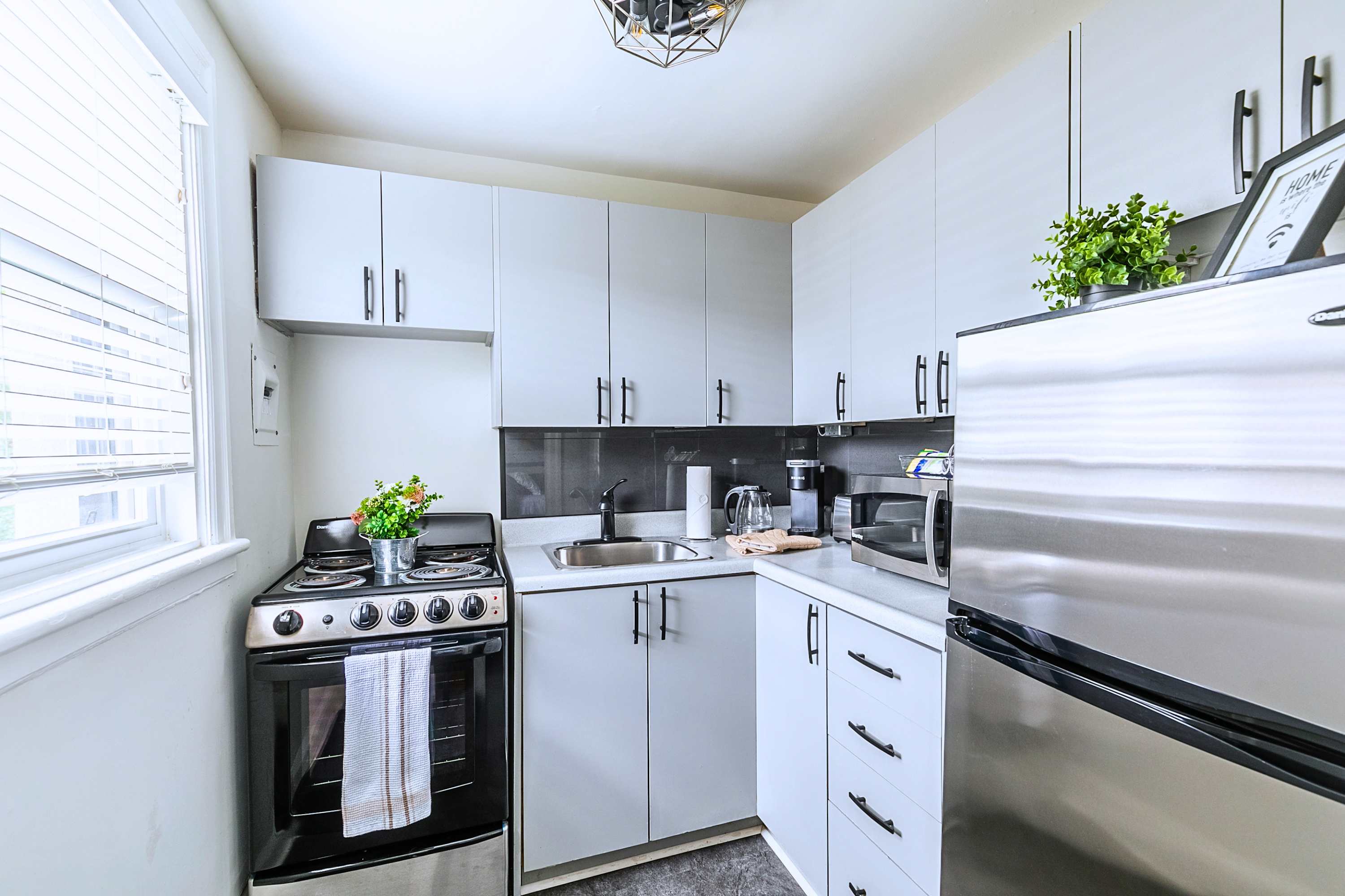 Stylish City Stay, Near Dining & Attractions, photo 3 of 16