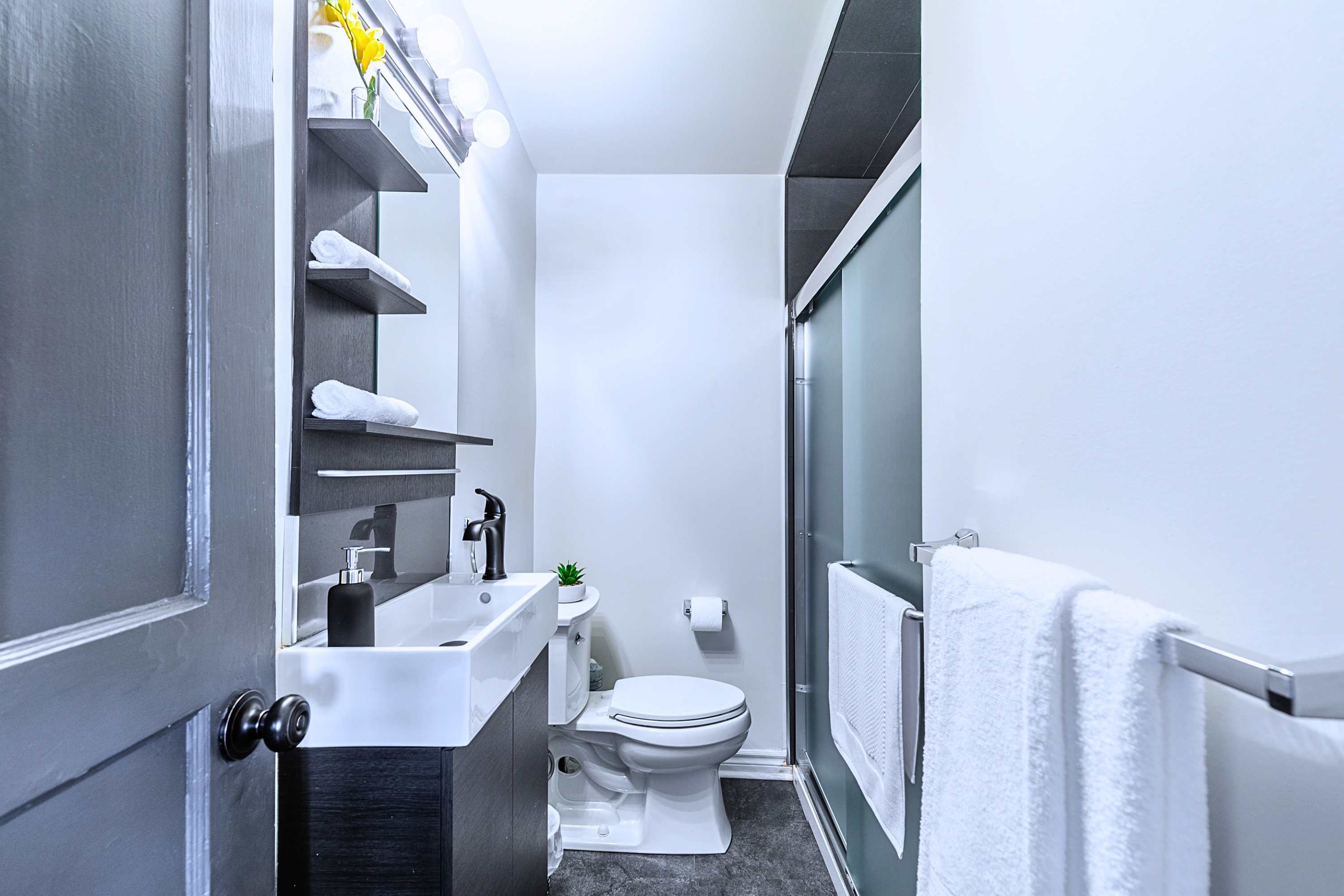 Stylish City Stay, Near Dining & Attractions, photo 13 of 16