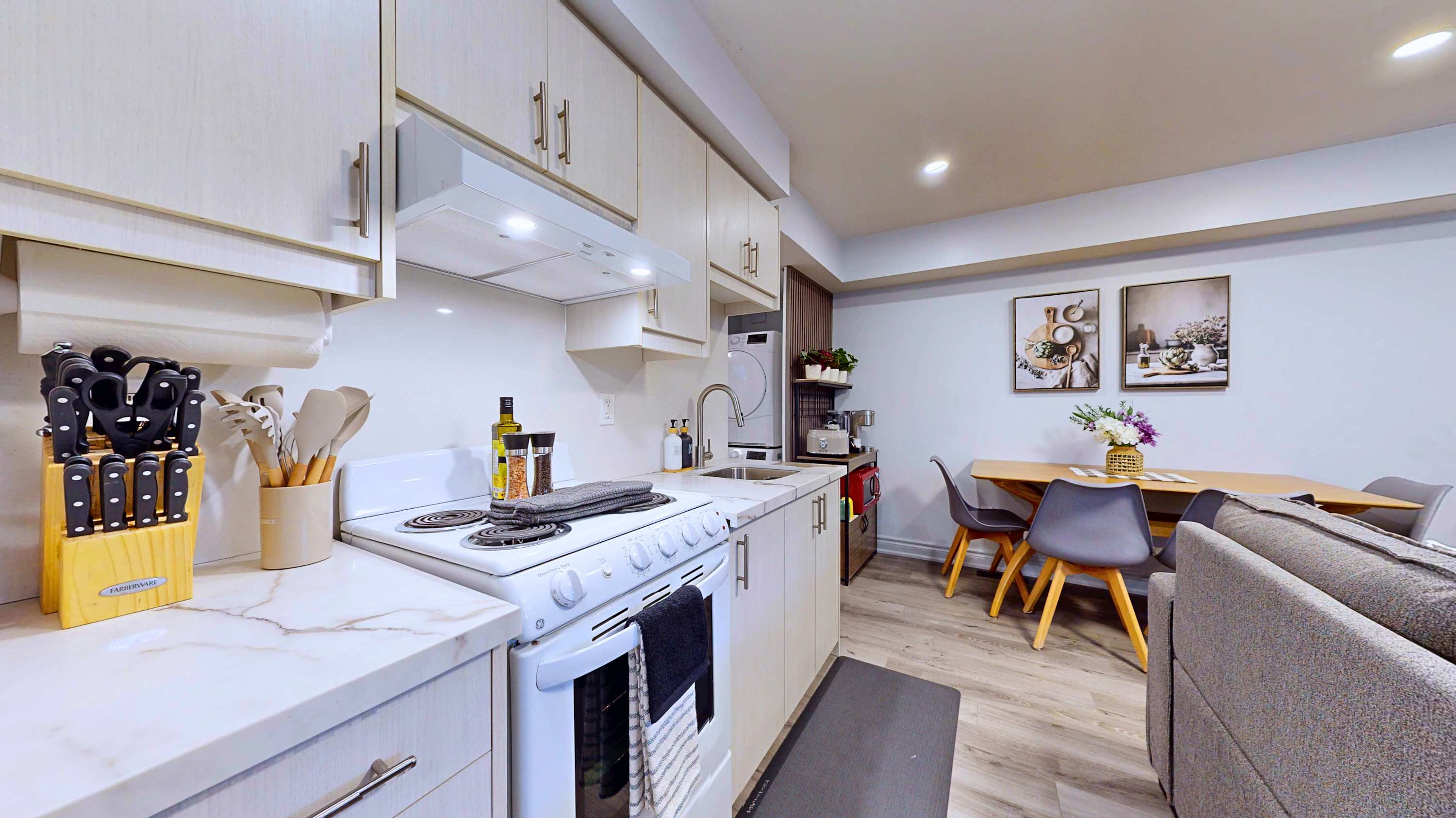 Stylish Queen Basement with Free Parking, photo 12 of 20